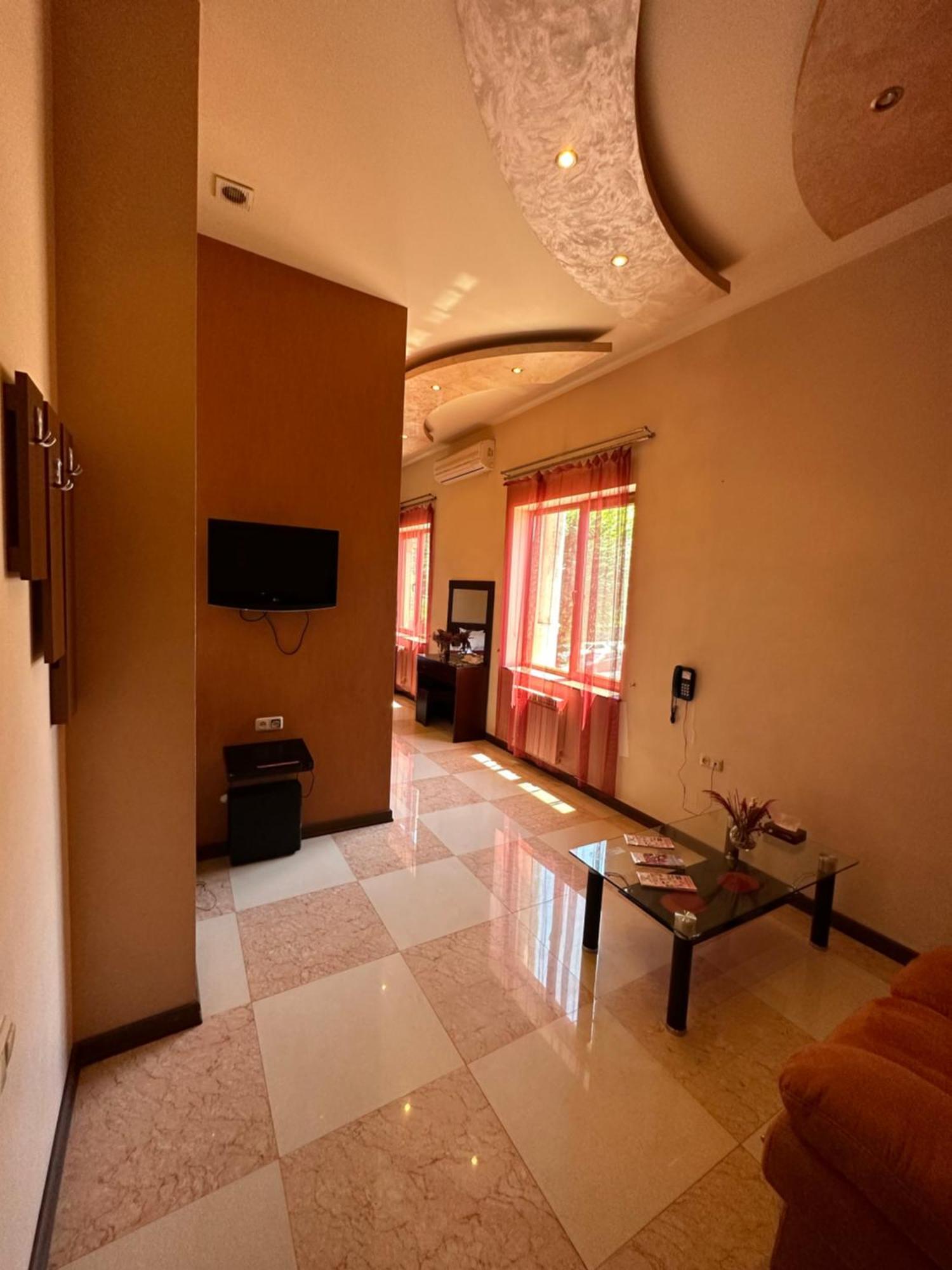 Royal Plus Hotel Yerevan Exterior photo