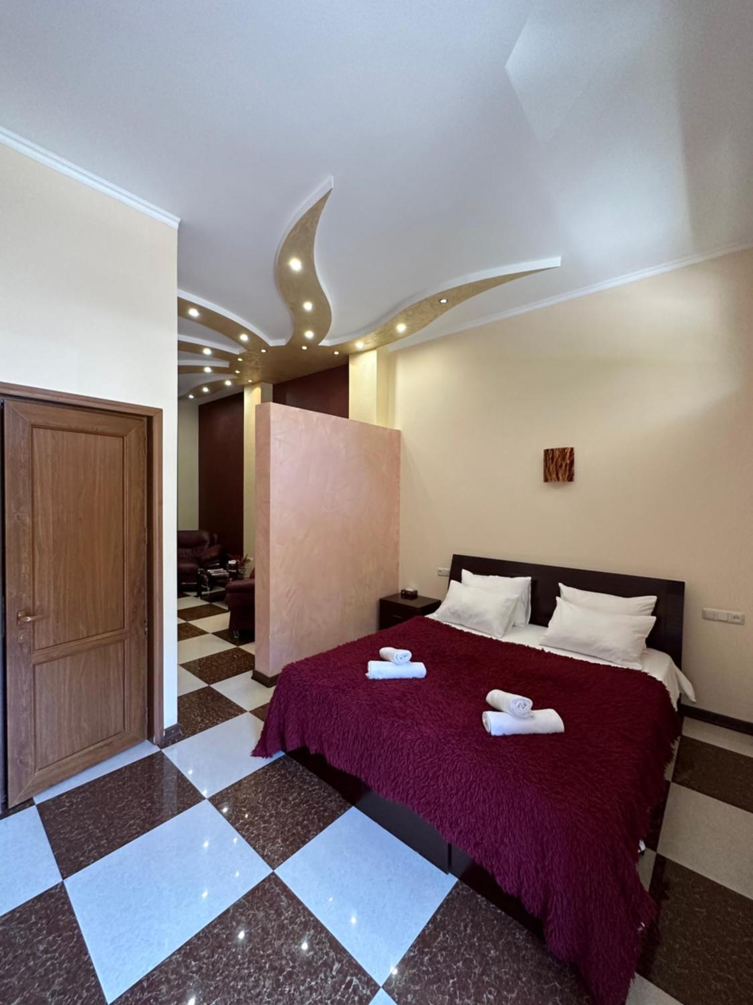 Royal Plus Hotel Yerevan Exterior photo